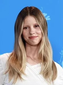 Mia Goth มีอา กอธ