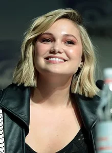 Olivia Holt by Gage Skidmore 1 11zon