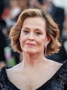 Sigourney Weaver 64139 cropped 11zon